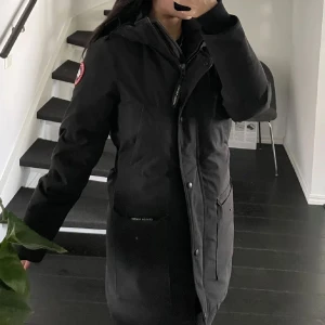 Säljer min canada goose trilium parka  - Jackan är i mycket bra skick, inga skador osv, dock är pälsen inte kvar därav sänkt pris. Storlek XS men passar även S. 