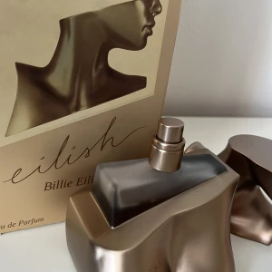 Billie Eilish eilish parfym  - 100 ml men använt en del, ni ser på bilden hur mycket parfym som finns kvar. Köpt på kicks. 