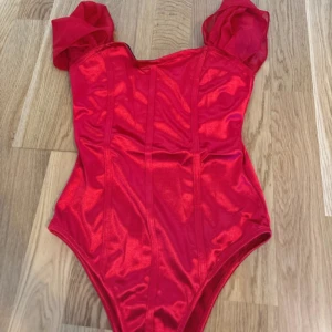 Röd body-topp - Säljer denna body-topp från shein då den inte kom till användning! Aldrig använd, i nyskick och passar perfekt till fester!💕