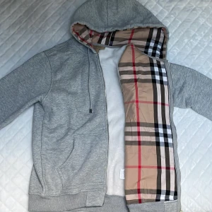 Burberry zip - Toppkvalite burberry zip perfekt till vintern, hör av er för fler frågor!