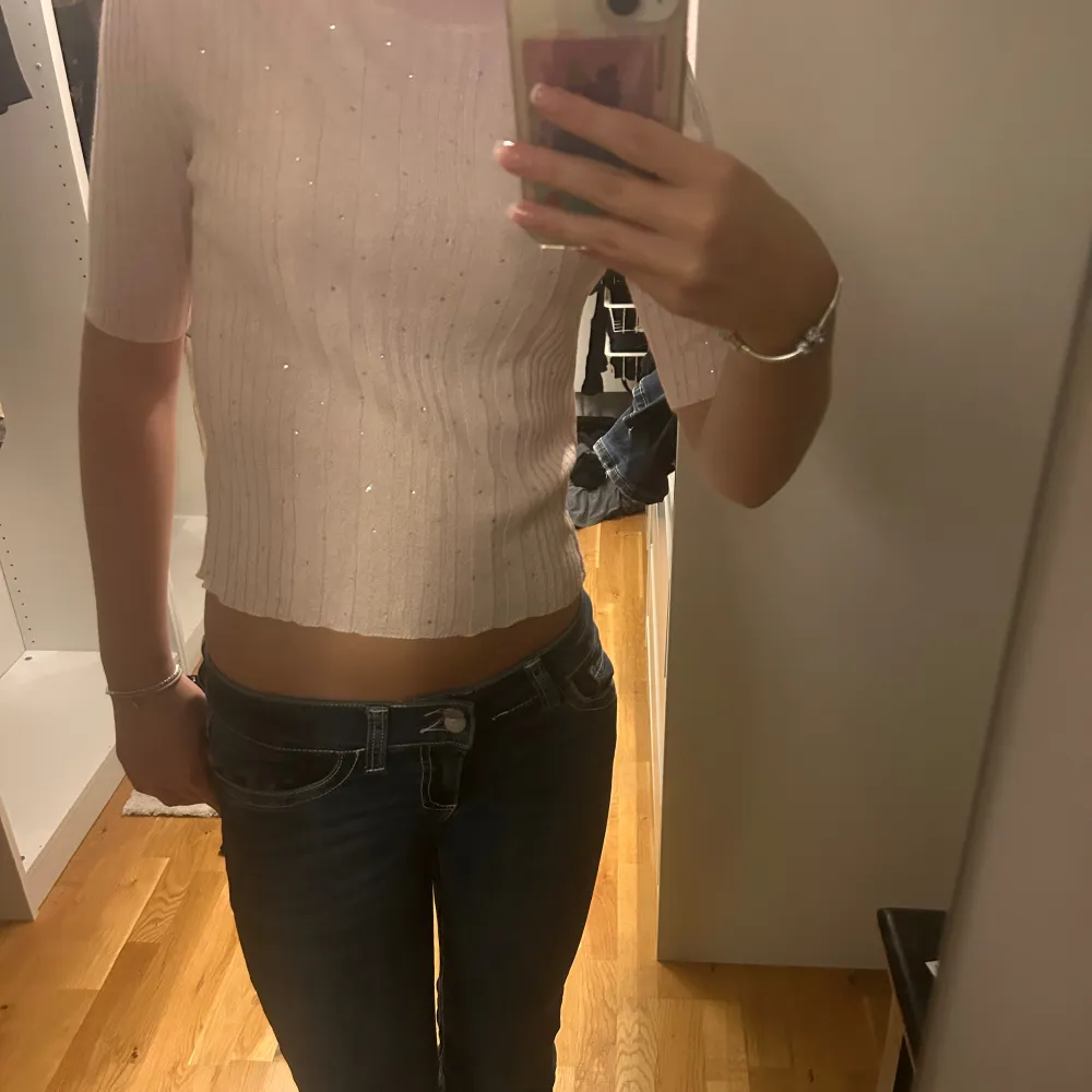 Jätte söt rosa topp från zara! Helt oanvänd, bara testad. Små glitter stenar på så passar perfekt som fest topp men även t vardags. 💗. Toppar.