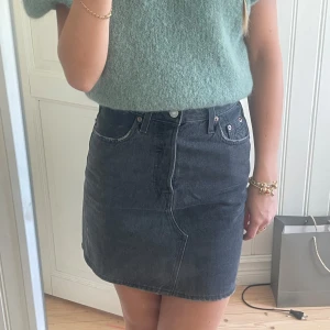 Jeanskjol från Levis - Supersnygg svart jeanskjol från Levis. Använd några få gånger så fortfarande i väldigt bra skick. Storlek 23, passar mig som har 24 vanligtvis. Köpt i butik, pris går att diskuteras