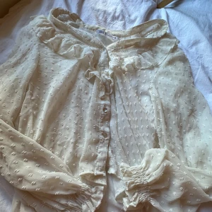 Zara blus  -  Säljer denna superfina zara blusen i storlek M