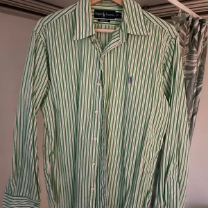 Ralph Lauren Skjorta - Storlek Medium, Vit med gröna ränder. Väldigt fint skick på skjortan men används ej av mig. 
