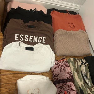 Kläder kvinna - Ca 25/30 klädesplagg. I storlek S och M. Skriv om fler bilder krävs. Kan mötas upp om man bor rundt Karlstad Karlskoga och Filipstad. 