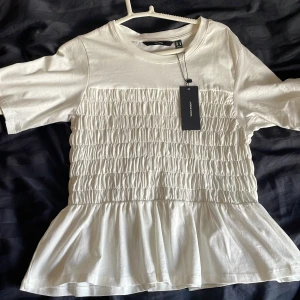 Smock tröja från vero Moda  - Nyskick med lappen kvar. Säljer pga att den är för stor för mig, köpt för 379kr på Zalando 