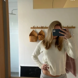 Stickad tröja - Vit stickad tröja 