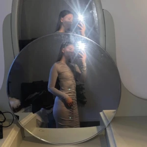 Formgivande maxiklänning - NLY - Helt oanvänd figursydd rynkad klänning, prislapp kvar💜  Storlek XS, stretchigt mjukt material som formar sig superfint efter kroppen 🫶