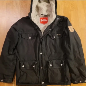 Fjällräven jacka - Säljer min svarta fjällräven greenland jacka i storlek xxs! Jackan är i bra och fin skick dvs sparsam använd (  den är lite för liten för mig i storlek dvs )  Jag kan mötas upp eller skicka med frakt!