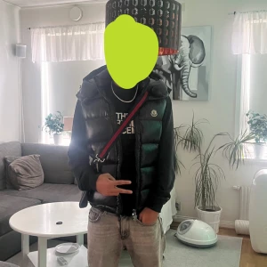 Moncler bormes väst  - Storlek 2  Medium men passar small och large  Den är i bra skick  Finns Scan kod och har kvar alla taggar  Plasten finns kvar på dragkedja  Bra skicka men finns lite prickar från nånting men inget som syns   Säljes eller bytes mot en jacka 