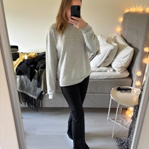 Lågmidjade kostymbyxor  - Säljer dessa svarta lågmidjade kostymbyxor med slits ifrån bikbok🖤