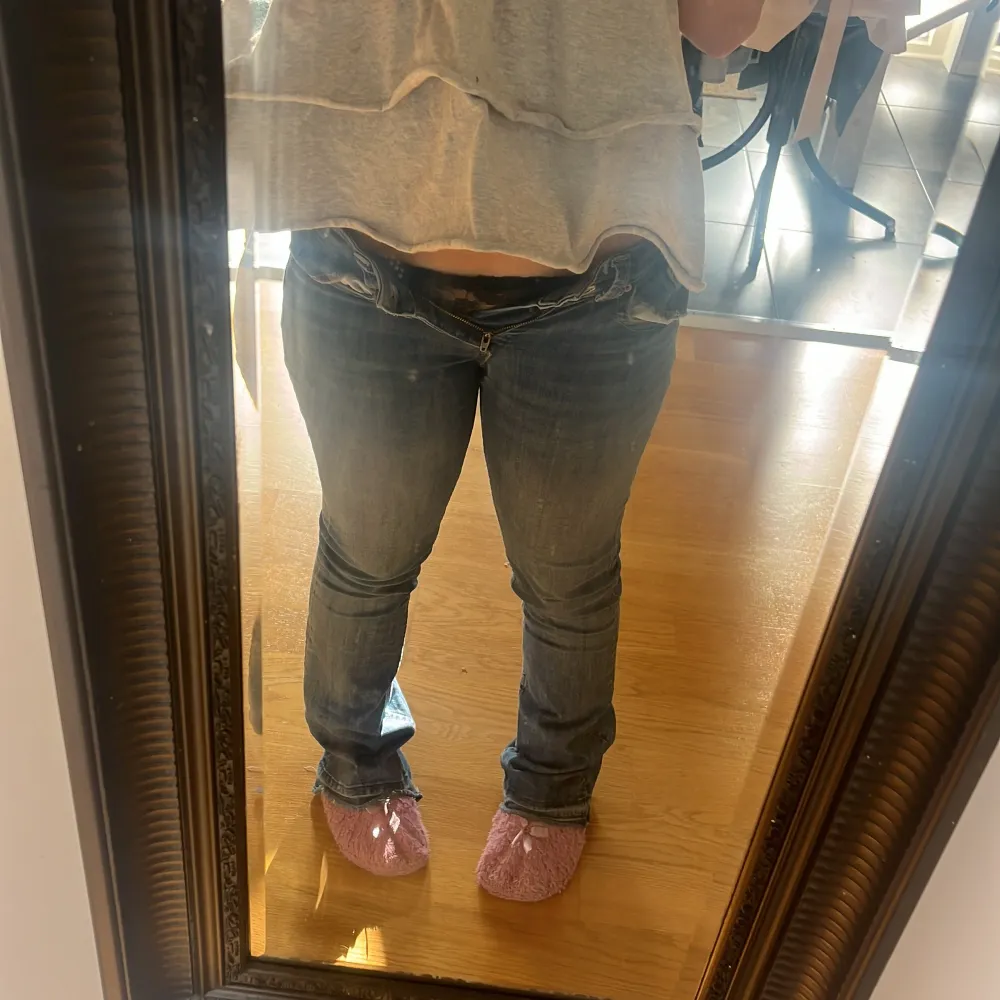 Lågmidjade stretchiga bootcut jeans. stora i storleken. Dock tyvärr för små för mig💕(i använt skick) . Jeans & Byxor.