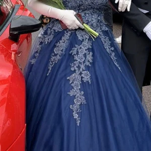 Balklänning mörkblå/marinblå - Säljer min fina mörkblåa balklänning🥰. Är i storlek 42 med korsett baktill som kan ändra passform. Passar för en som är ca 1.50-1.60 lång. Finns att prova och att hämta i Linköping. Underkjol ingår i pris 