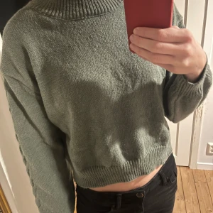 Grön långärmad tröja - Grön långärmad tröja i storlek M. Bra sick och aldrig använd.