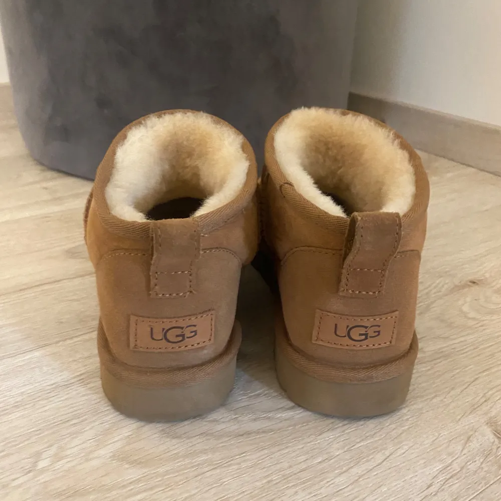 Korta bruna uggs, endast använt fåtal gånger. Har inte kvar kvitto men äkthets bevis finns att scanna inuti.  . Skor.