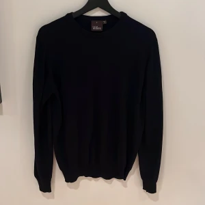 Oscar Jacobson tröja - Tröja från Oscar Jacobson i merinoull och i modellen Carston Roundneck, storleken är S och jag har använt tröjan cirka 10 gånger, tröjan har inga defekter.