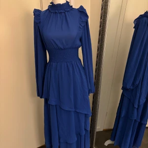 Blå maxi klänning  - Helt ny maxiklänning, str m. Passar om man är xs-s. Finns även i orange på en annan annons . Redan nedsatt pris !