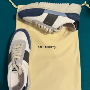 Oanvända Axel-Arigato skor, helt nya i originalförpackning - Säljer ett par helt nya Axel-Arigato skor, i original förpackning. Frågor om pris och skorna görs privat.