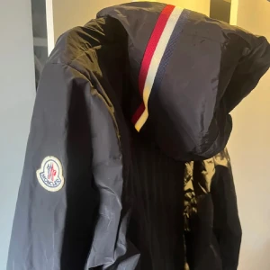 Moncler - Säljer min jacka då jag inte har en användning av den längre,  Kan tänkas byta mot någon go vinter jacka mot den eller något annat   Har använt den i snart 2 månader  Skick 9/10 Pris är inte hugget i sten går att förhandla lite 