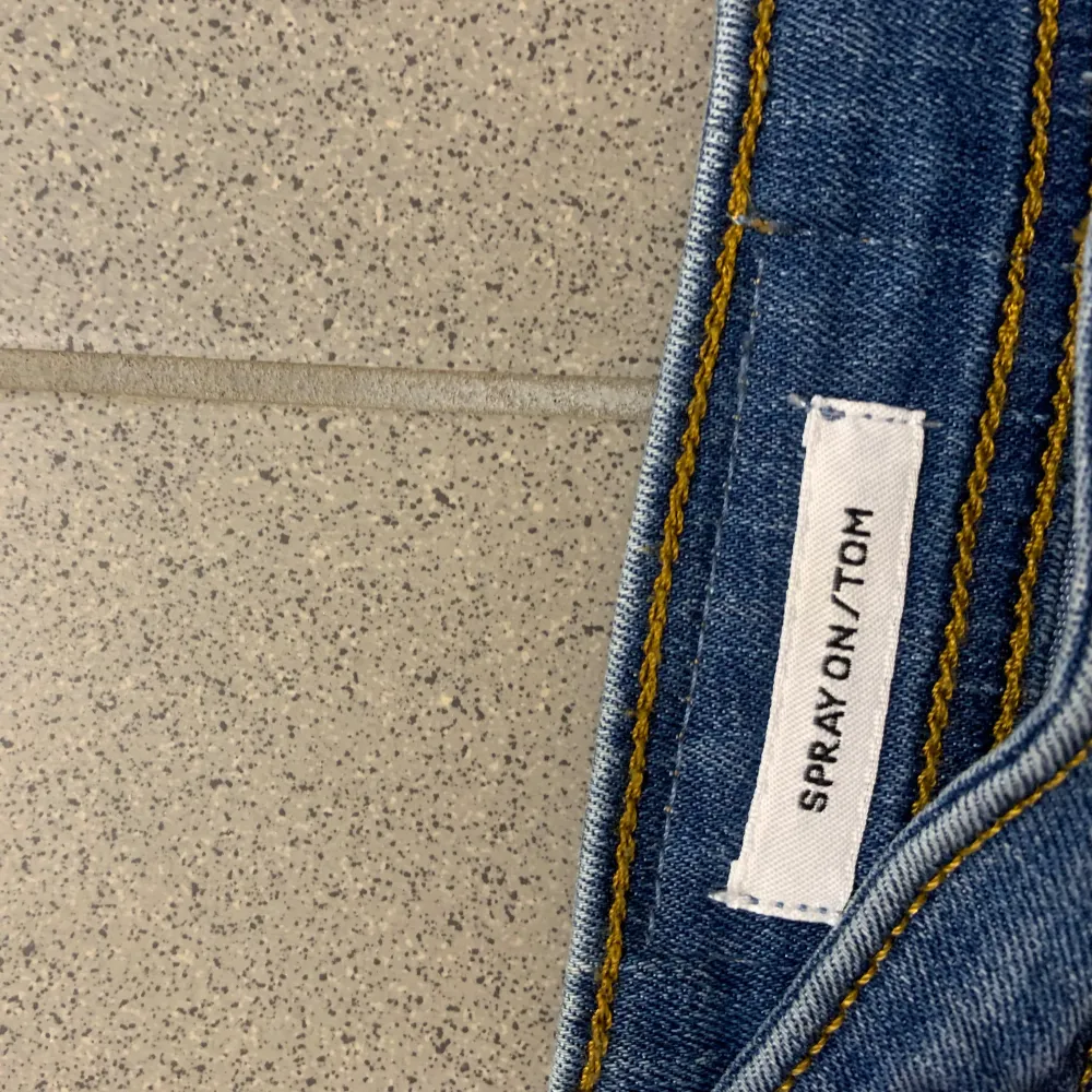 Säljer ett par jack and jones jeans i strlk w32 L30. Mycket bra skick. Sitter som slim fit. Pris kan eventuellt diskuteras.  Tveka inte på frågor. Jeans & Byxor.