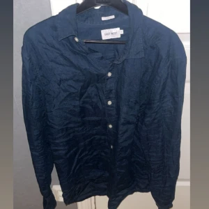 Linne skjorta - Säljer nu min linne skjorta från East West köpt för 700kr. Storlek S. Knappast andvänd 9/10, skriv för mer info!