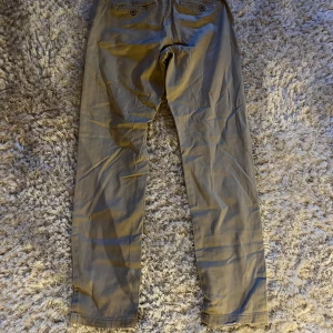 Beige chinos - Säljer ett tvär snygga byxor som passar året runt och passar perfa till skolan o vardagsbyxor!!!Det är ett riktigt bra skick på byxorna🔥🔥Om ni har frågor eller vill ha mer bilder så äre ba o skriva🤩🤩Priset går att förhandla🫣🫣