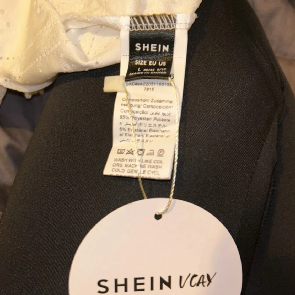 Vit klänning med volangdetaljer - 93