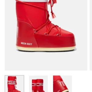 Iconiska röda moonboots  - Super coola och ikoniska moonboots! Använt flertal gånger men är i bra skick, inga tydliga skador. Storlek 39-41! Skriv för mer bilder!⭐️
