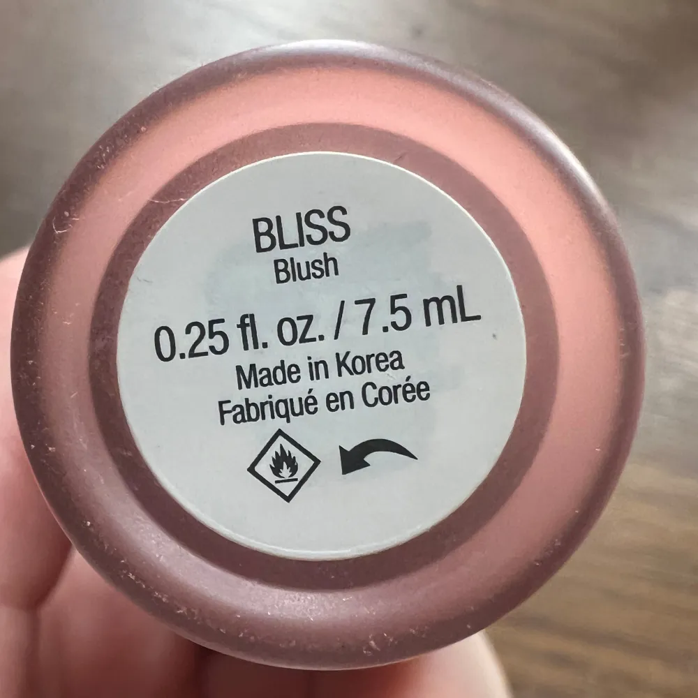 Sååå fin blush från rare beauty i färgen bliss. Säljs då jag har för många blush. Håller hur länge som helst och är bara använd 3 gånger. Original priset ligger på 389kr. Skönhet.