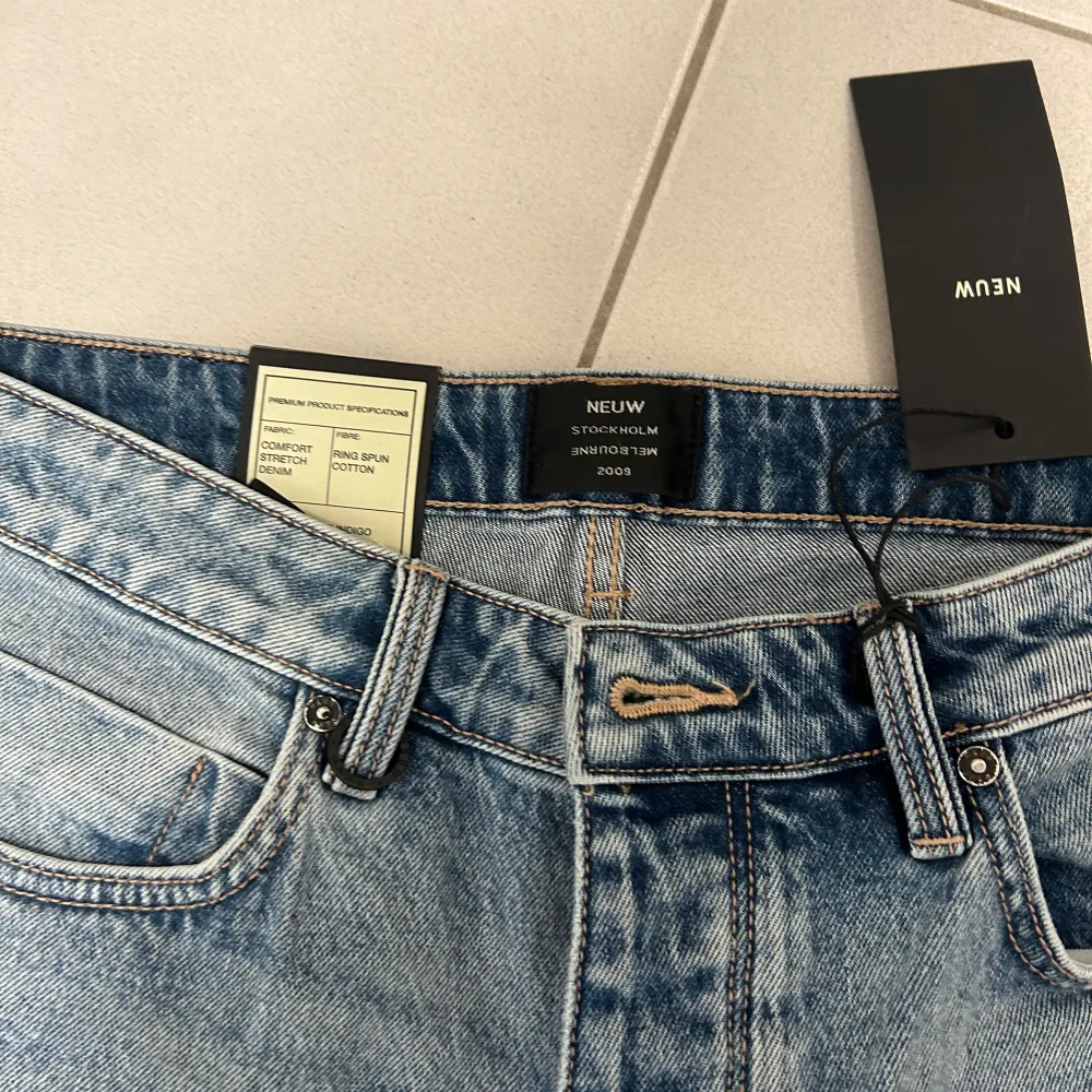 Neuw Jeans | Skick: 10/10 (Helt nya med tags) - Storlek: 32/34 - Modell: Ray Straight - Nypris: 1500 - Vårt pris: 499 - Skriv för mer frågor eller funderingar och kolla gärna in liknande plagg i min profil . Jeans & Byxor.