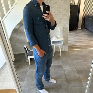 Ralp lauren skjorta - Säljer denna feta Ralph Lauren skjorta då den inte kommer till användning. Passar någon som är mellan 170-180 cm. Färgen är blå. Nypris: 1500. Hör av dig vid frågor! Pris kan diskuteras vid snabb affär😊