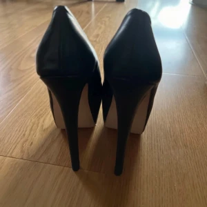 Nya/onanvöbda läderpumps  - Helt nya läderpumps med hög klack.  