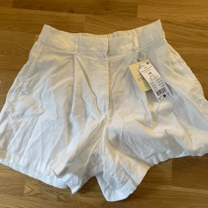 Linen shorts vit - Så fina och drömmiga short i linen!  Lapp kvar och helt oanvända. 