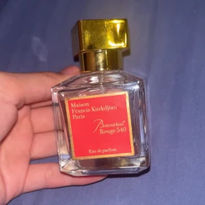 Baccarat Rouge 540 - Mindre än hälften kvar men räcker långt och säljer för bra pris då jag utvecklat migrän för dofter. Men jätte fin doft i sig. Defekt: guldet på locket har lossnat! Fick den i födelsedagspresent