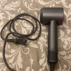 Dyson hårtork  - Fick den i present men använder inte så att den är som ny