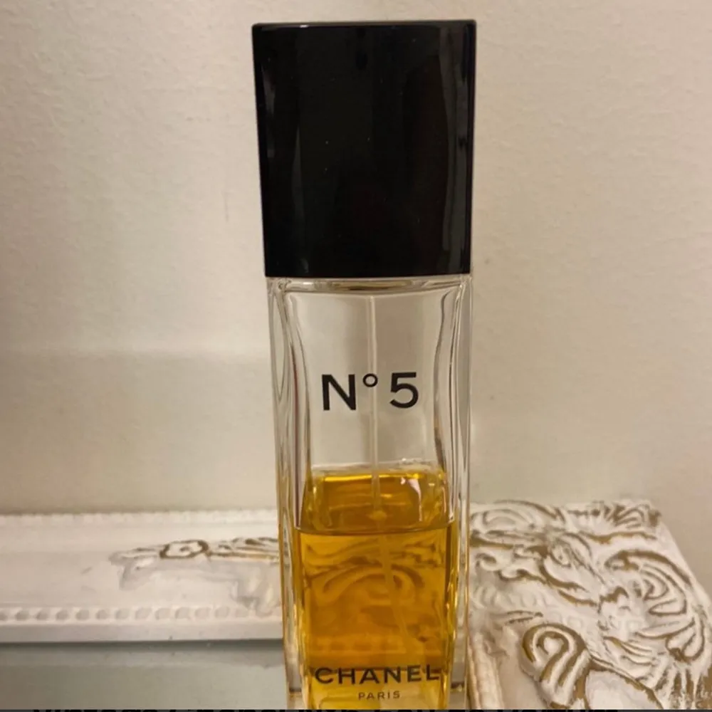 Vintage Chanel No 5 Eau de Toilette lanserades 1924 och är köpt 90-talet av min mormor . Parfym.