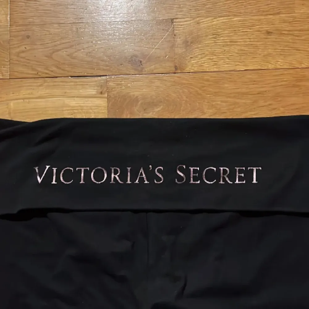 Svarta yogabyxor av märket Victoria secret. Inte mycket använda. Storlel L. Jeans & Byxor.