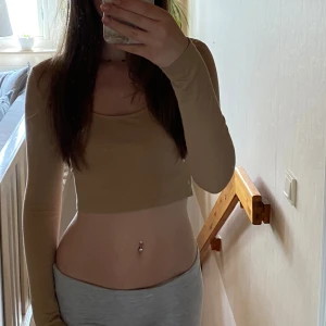 Tajt tröja  - Super fin beige tröja från Bikbok i strl S💖Den har aldrig blivit använd fåtal gånger och är i bra skick. Färgen på tröjan är som på bild 2 då ljuset blev konstigt på bild 1! Hör av dig vid frågor och ge gärna prisförslag😚