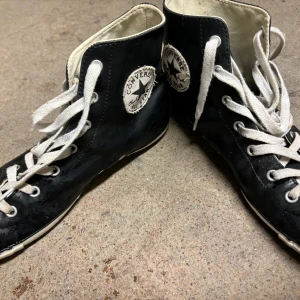 Converse i skinn stl 39 - Converse i skinn i storlek 39. Använda, men i fint skick. Lite lägre sula, som jag tycker ger lite klassisk och punkaktig stil. Självfallet äkta.