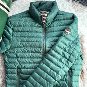 Colmar jacka - Hej säljer nu min fina Colmar jacka i storlek S. Den är i nyskick och kommer vara otroligt snygg i höst/vinter. Nypris cirka 3500! Vi kommer att sälja liknande produkter nu närmare vinter så glöm inte följa profilen!🌊🍾