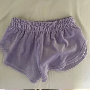 Lila shorts  - Supermysiga shorts💜 har inga lappar men den passar som xs, materialet är super mjuka och bekväma. Också mysiga som pyjamasshorts