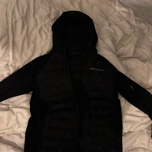 Peak performance cardigan - Den är stolek s och ja den e bra