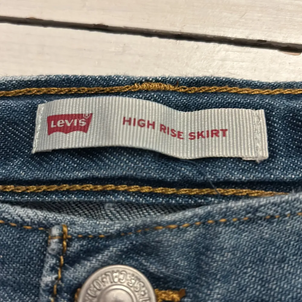 Jeanskjol från Levis storlek 158. Helt oanvänd . Kjolar.