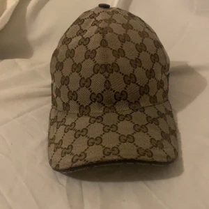 Gucci keps - Strlk M (58cm) Väl använd men fortfarande i fint skick. Endast keps fås med vid köp. Kvitto finns som man kan få se innan köp Annars kolla serienummer på kepsen. Nypris ca 4000kr