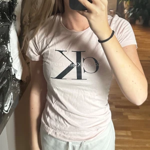 Calvin Klein T-shirt  - Fint skick xs rosa calvin Klein tröja 
