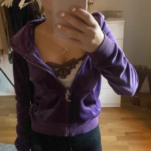 Lila hoodie med dragkedja - Säljer en lila juicy tröja bra skick förutom att ena metallgrejen på tråden gått av på en sida 