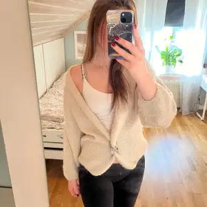 Populär kofta från Lindex som är helt slutsåld! Den är beige i strl M/L och passar mig bra som vanligtvis har Xs/S💕Hör av dig vid frågor, pris kan diskuteras😚