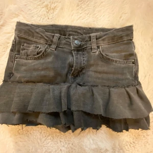 Jeans kjol med volanger - Egen sydd mini jeans kjol med volanger. Den är lowaisted och är i Hyfsat bra skick. Då jag sytt den själv kan det va så att nån söm är ojämn osv. Priset kan diskuteras