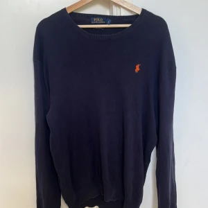  Ralph Lauren - Tjena, säljer denna feta polo Ralph lauren tröja då den är för stor för mig och tänker att någon annan kan ha användning för den. Bara o höra av sig. Pris-325 snabb affär 300kr