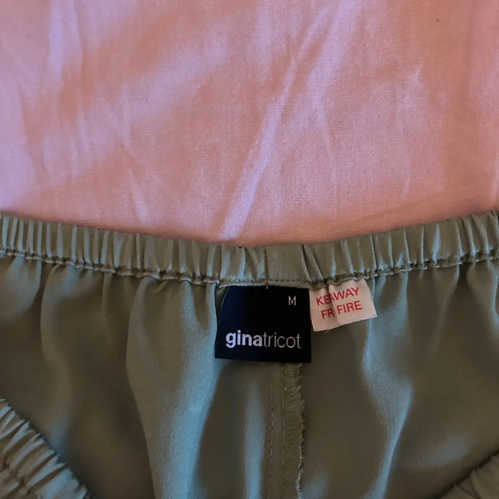 Gröna pyjamas shorts i satin material. Nästan aldrig använda, jättebra skick💕. Shorts.